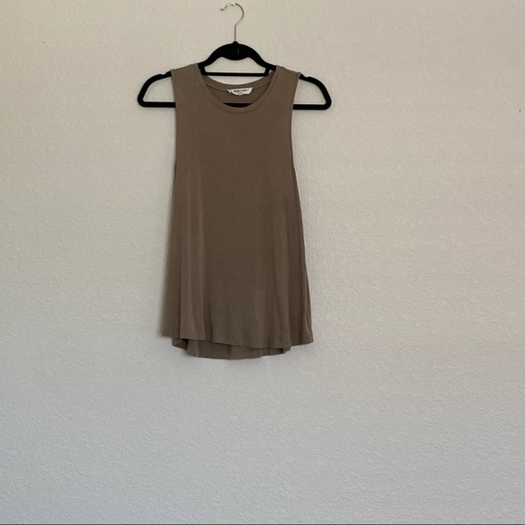 ✨HP✨ Vici Women’s Tank - Picture 4 of 7